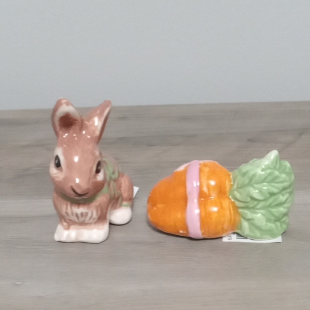 Cracker Barrel Easter Salt & Pepper Set